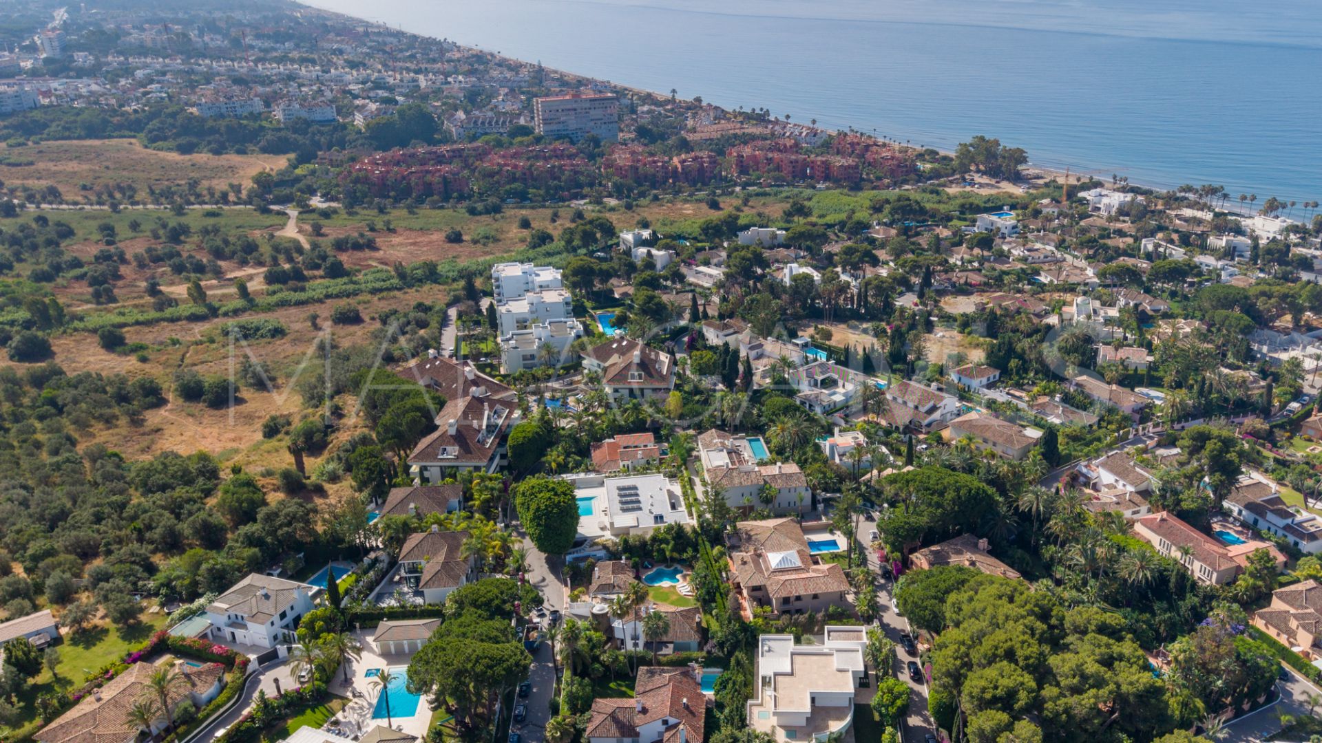 Se vende villa in Los Monteros with 5 bedrooms