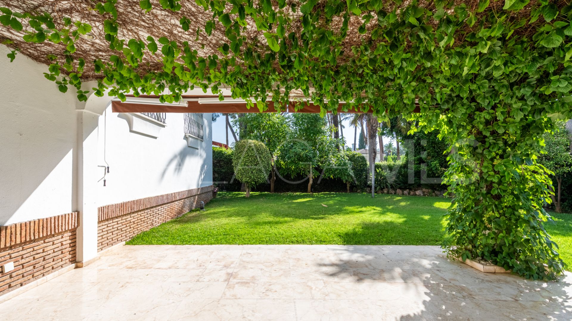 Se vende villa in Los Monteros with 5 bedrooms