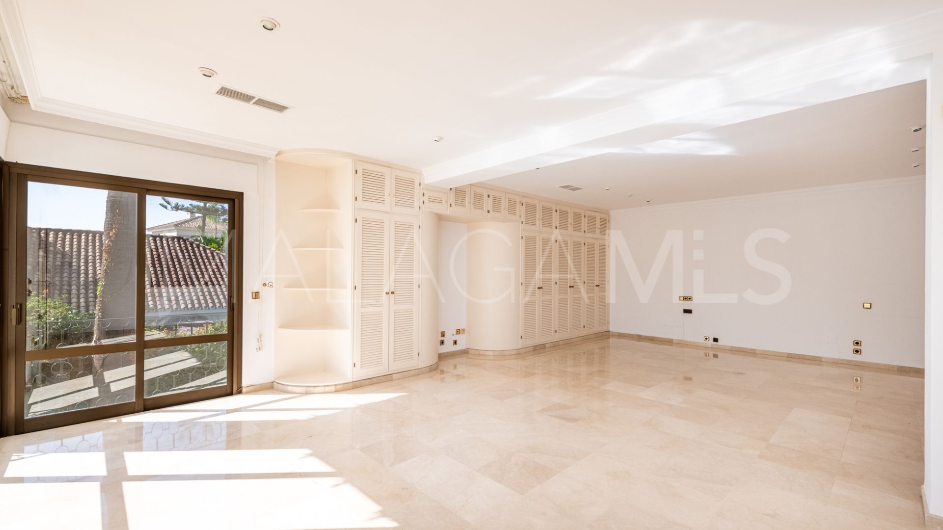 Se vende villa in Los Monteros with 5 bedrooms