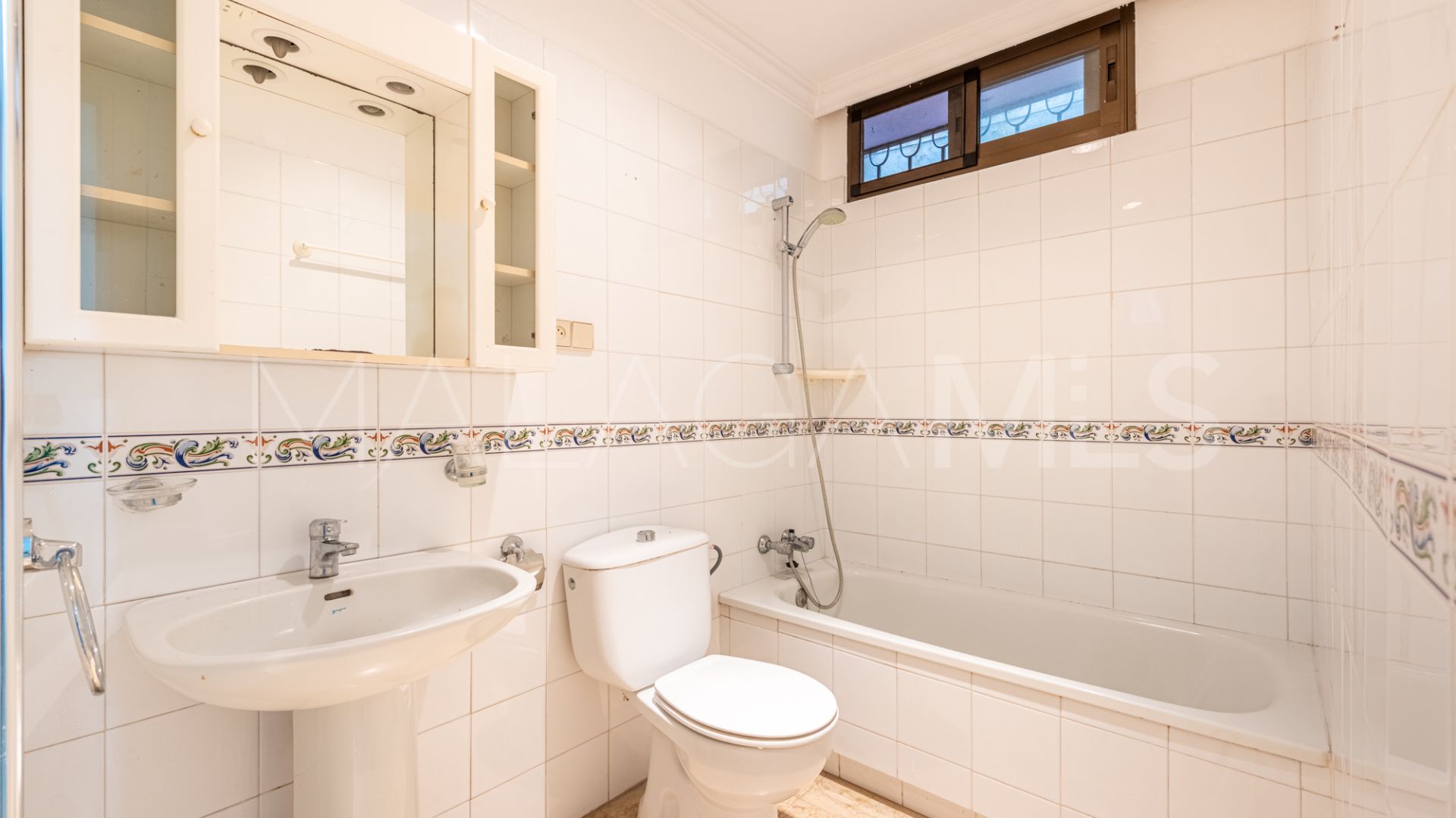 Se vende villa in Los Monteros with 5 bedrooms