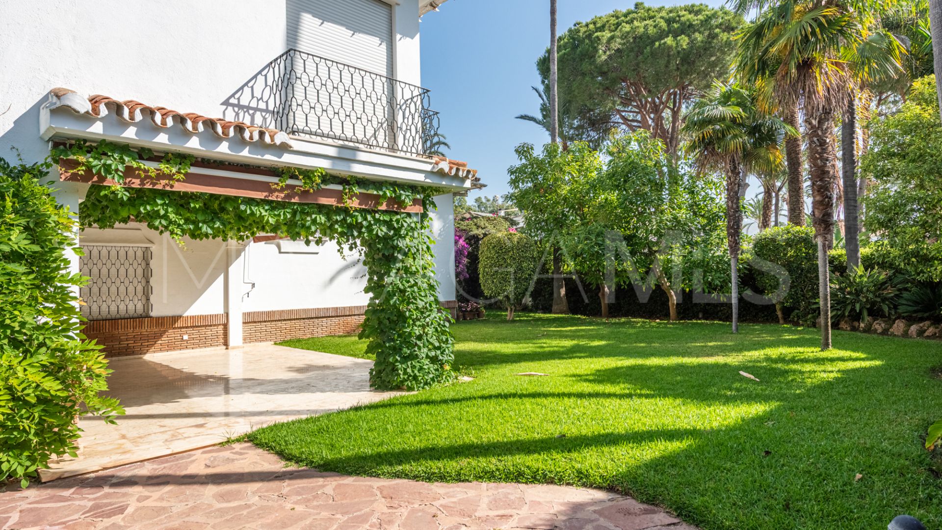 Se vende villa in Los Monteros with 5 bedrooms