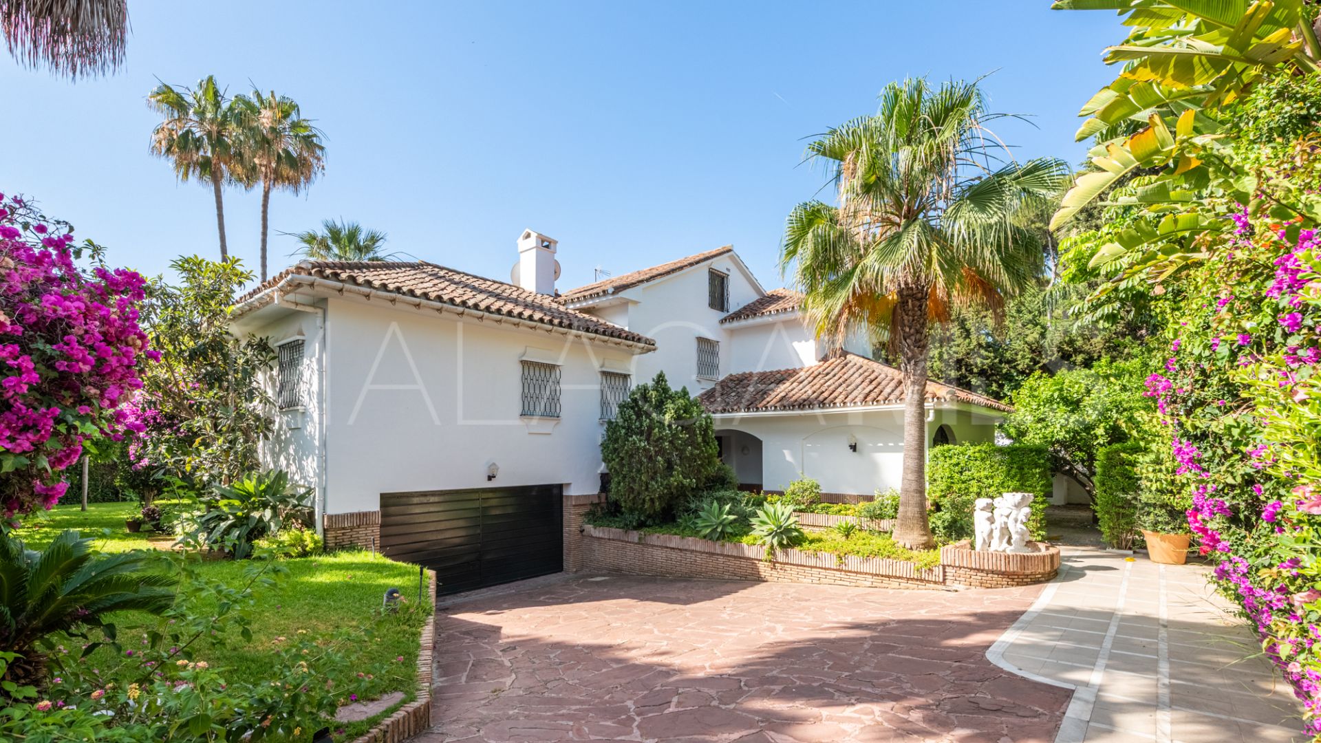 Se vende villa in Los Monteros with 5 bedrooms