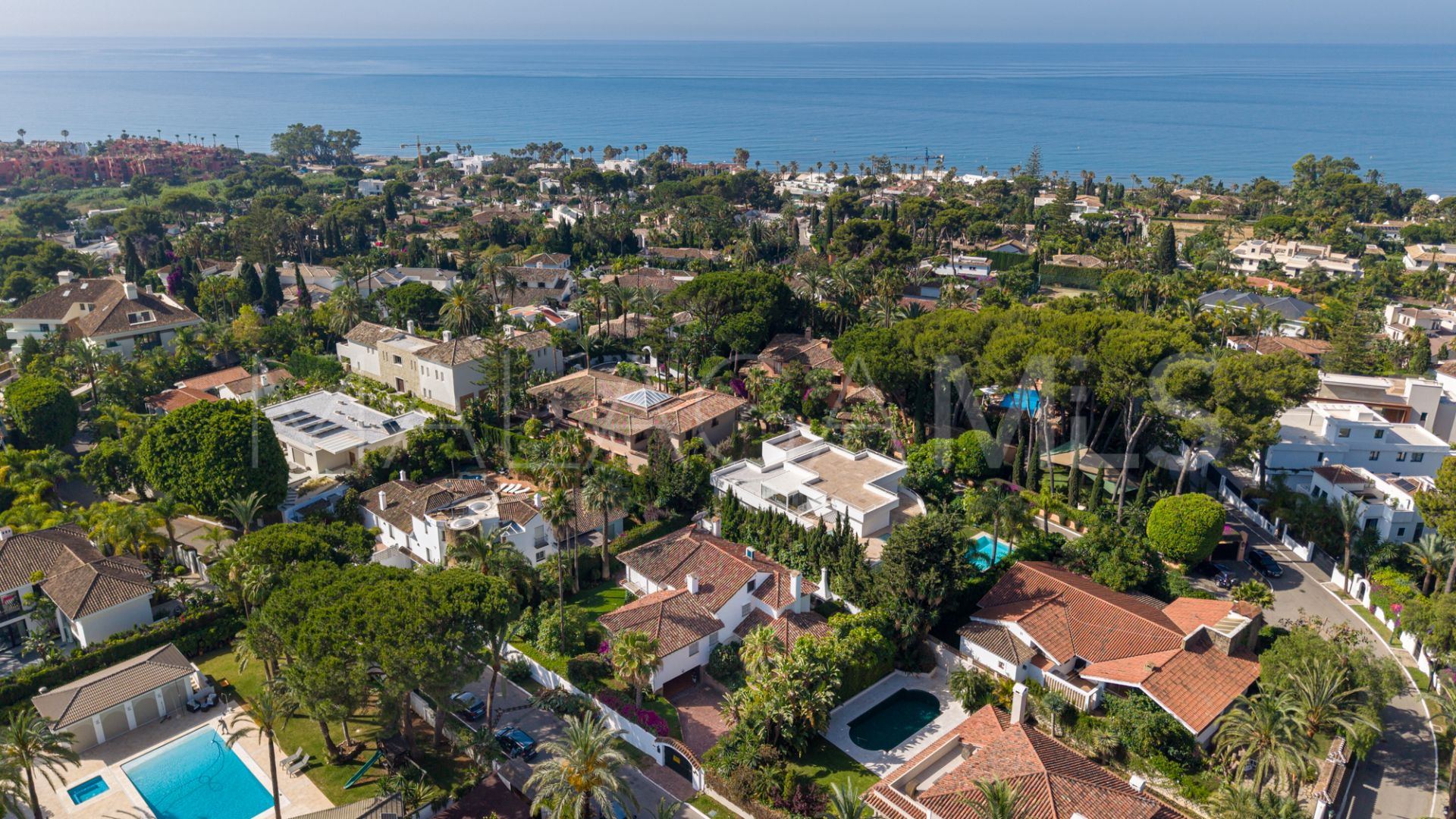 Se vende villa in Los Monteros with 5 bedrooms