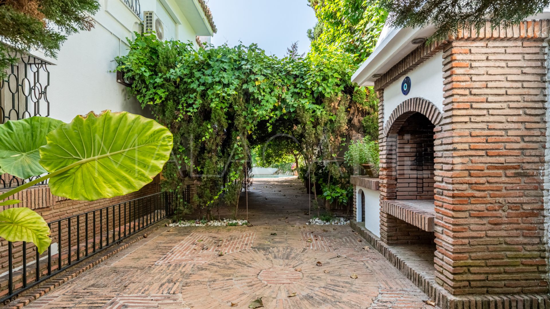 Se vende villa in Los Monteros with 5 bedrooms