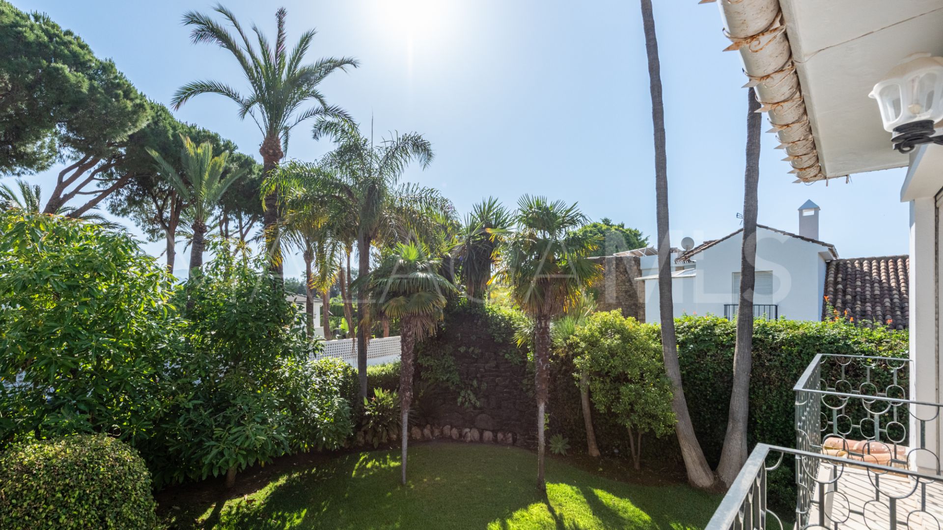 Se vende villa in Los Monteros with 5 bedrooms