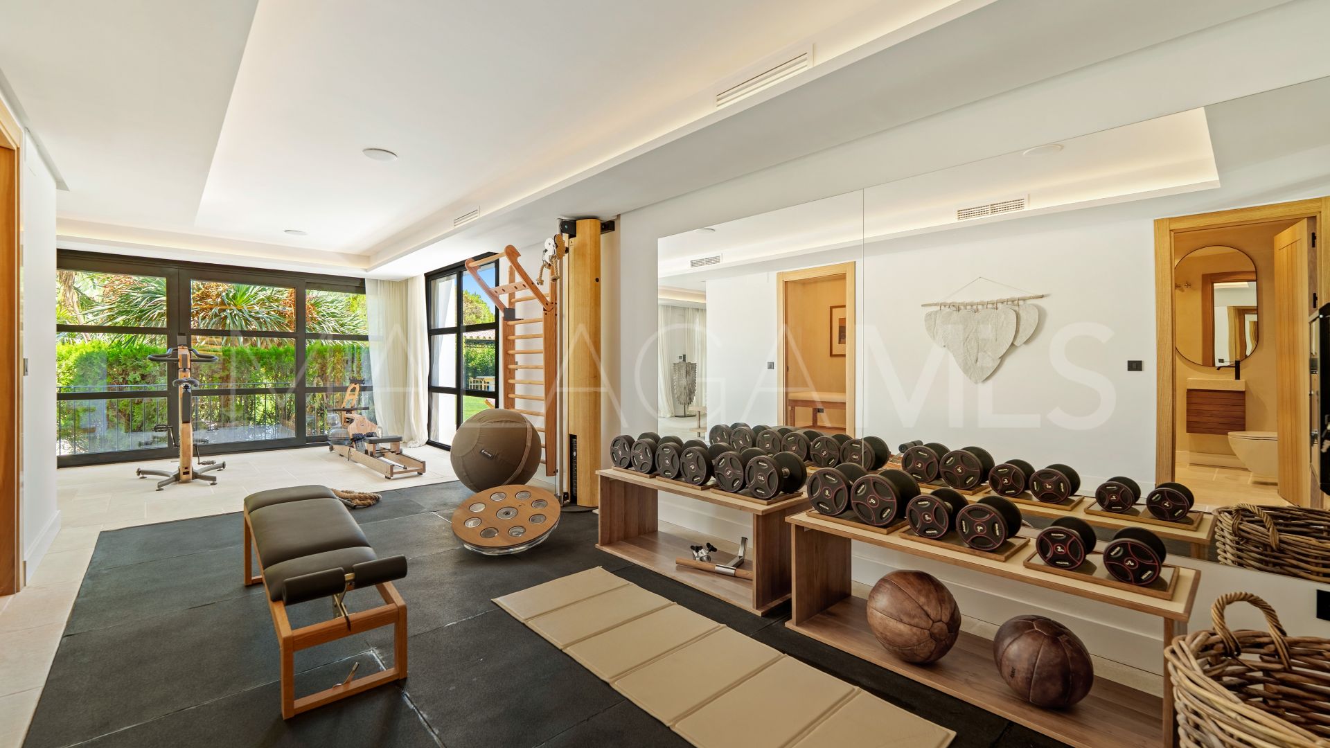 For sale villa in Nueva Andalucia