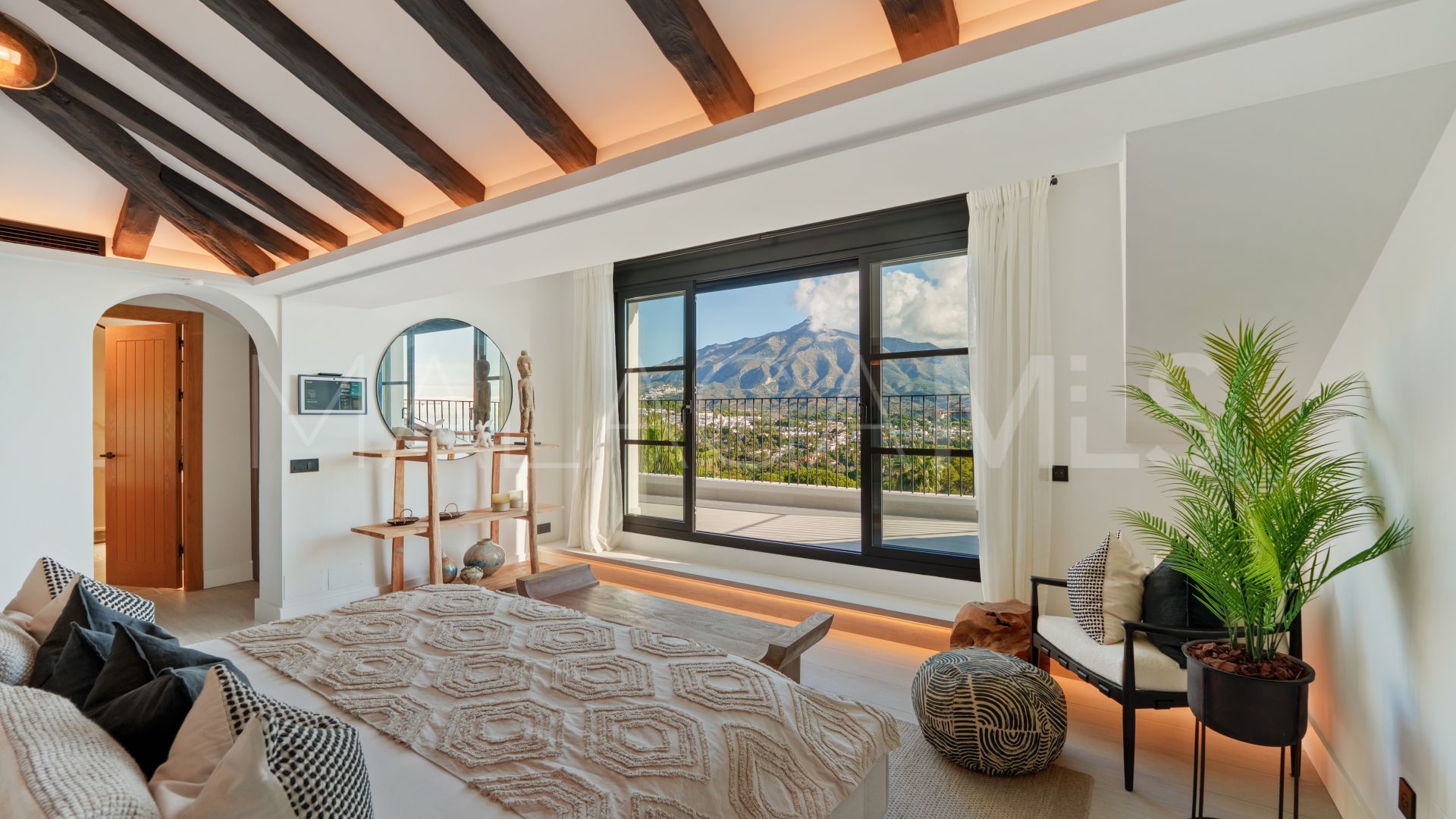 For sale villa in Nueva Andalucia