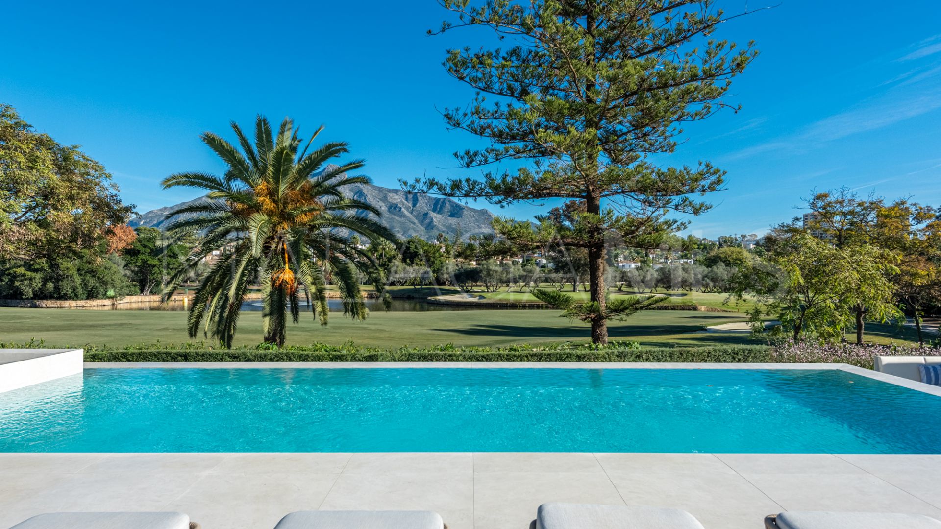 Villa for sale in Las Brisas