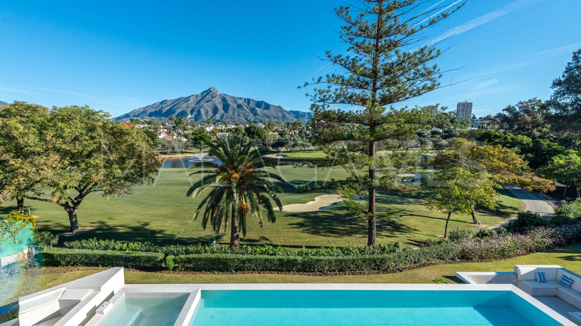 Villa for sale in Las Brisas