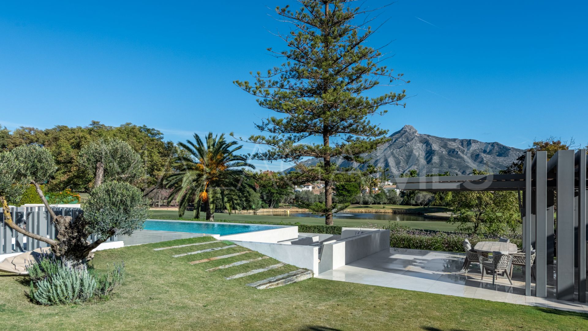 Villa for sale in Las Brisas