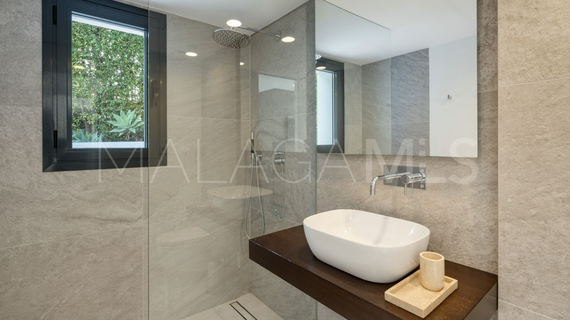 For sale 6 bedrooms villa in Nueva Andalucia