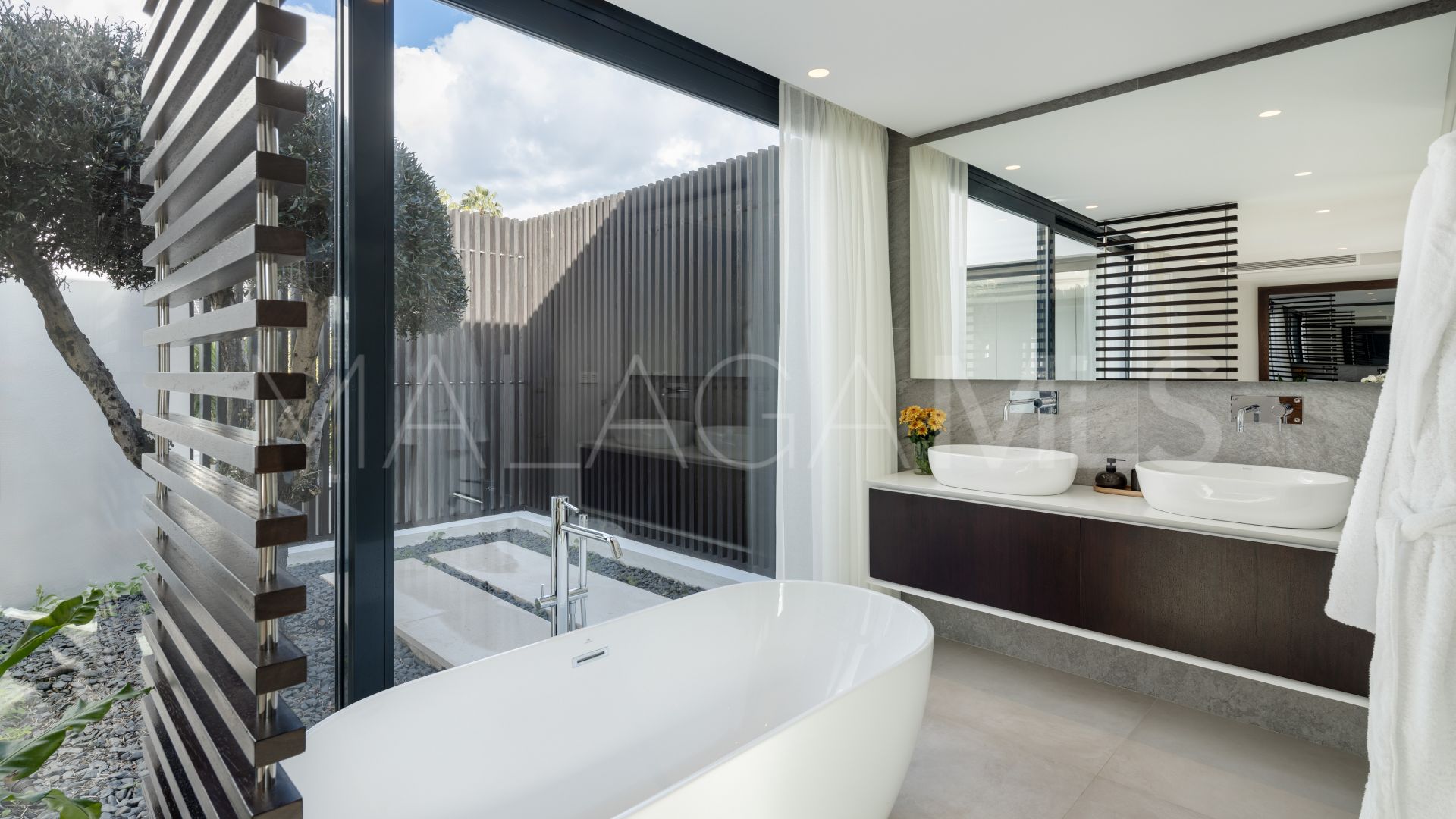 For sale 6 bedrooms villa in Nueva Andalucia