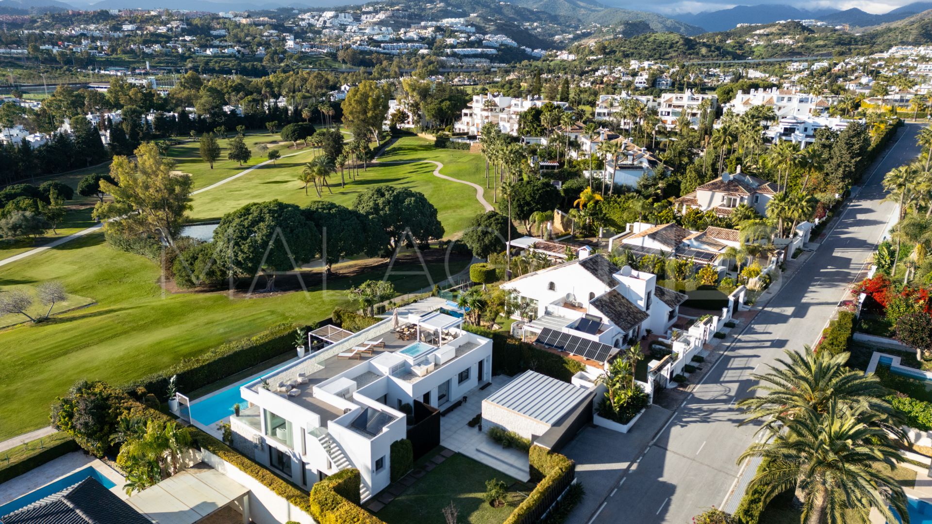 For sale 6 bedrooms villa in Nueva Andalucia