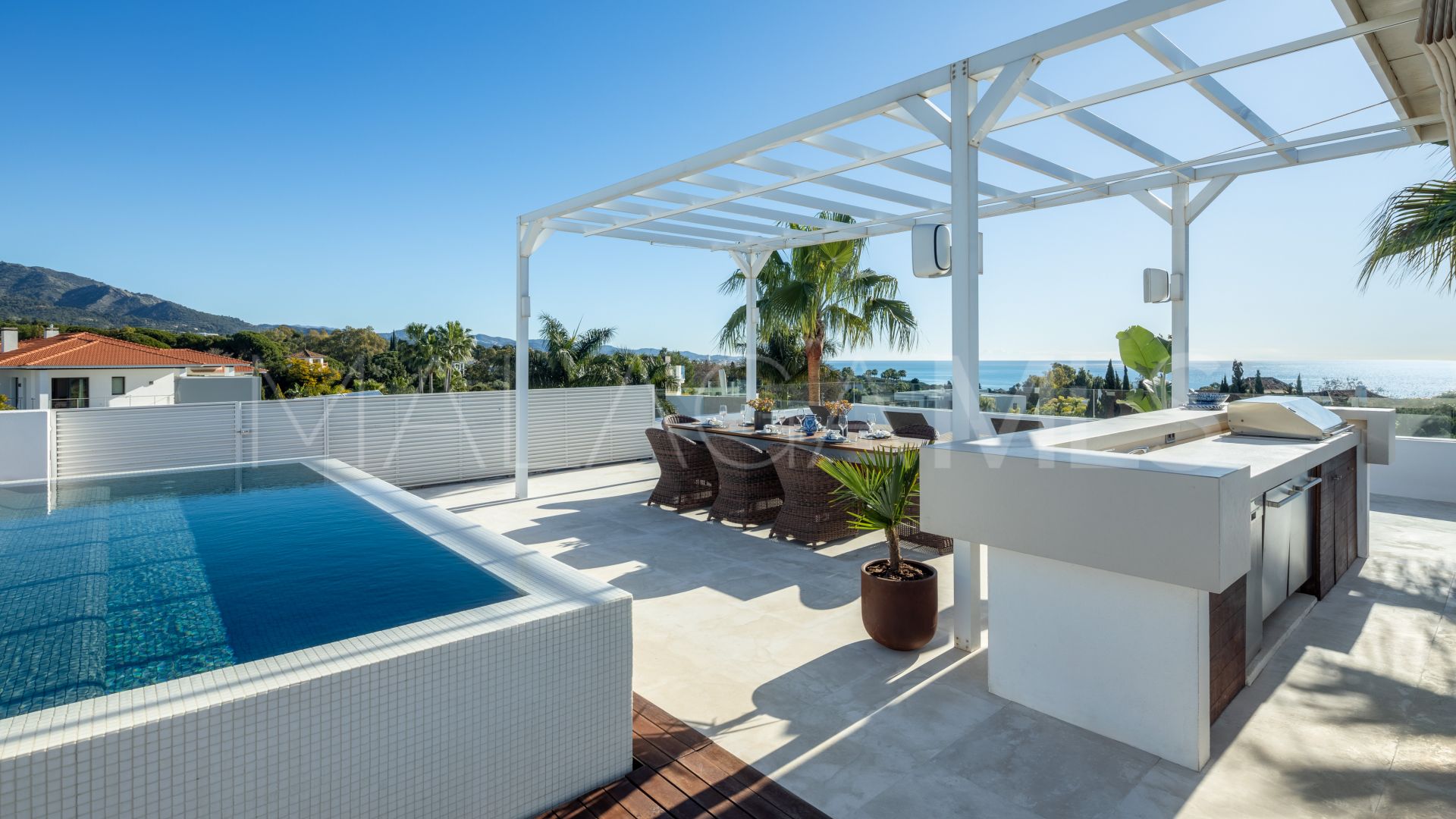 Villa for sale in Altos de Puente Romano with 5 bedrooms