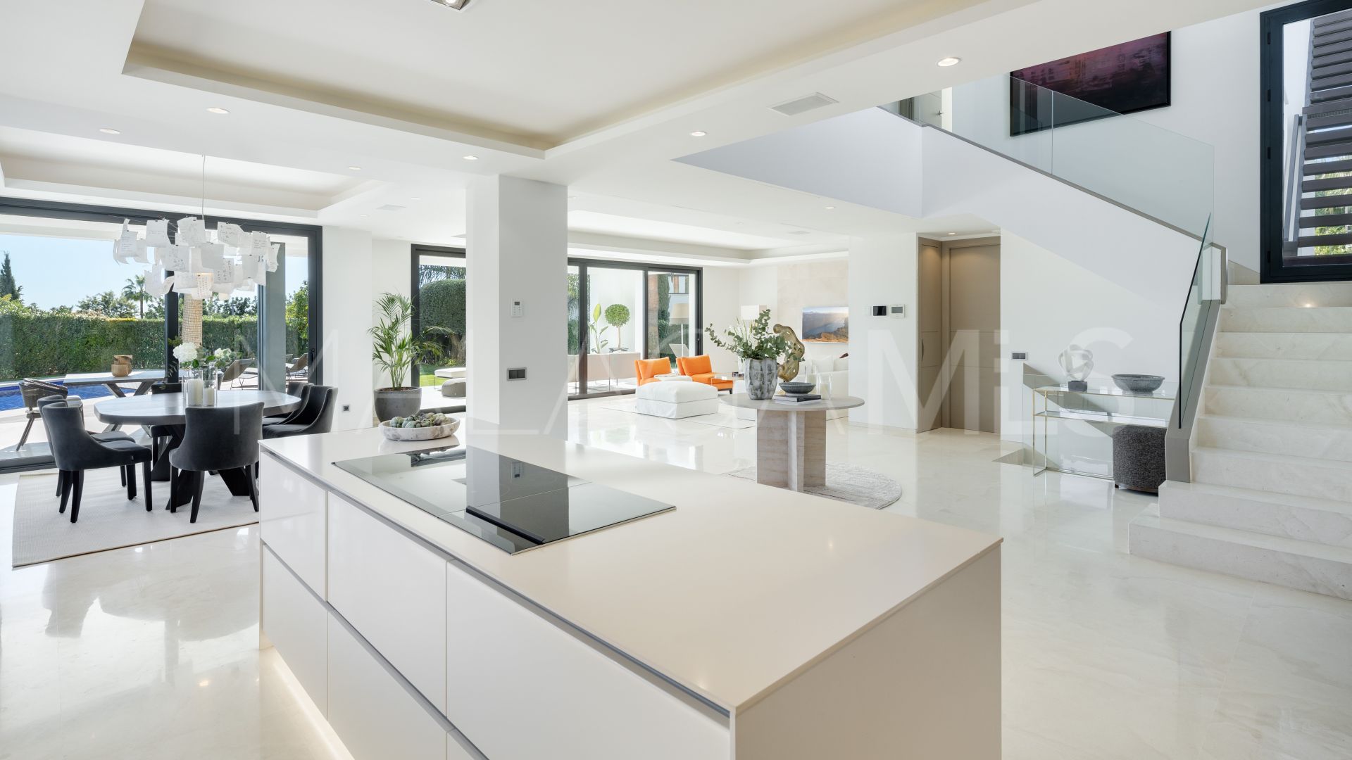 Villa for sale in Altos de Puente Romano with 5 bedrooms