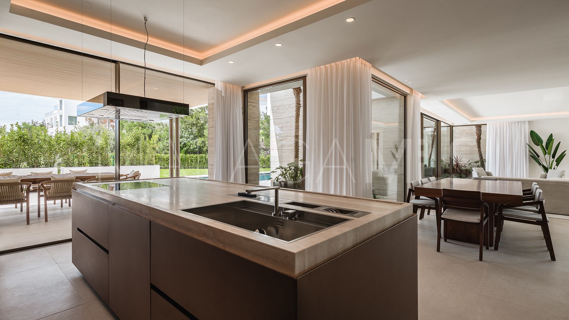 For sale villa with 5 bedrooms in Altos del Paraiso