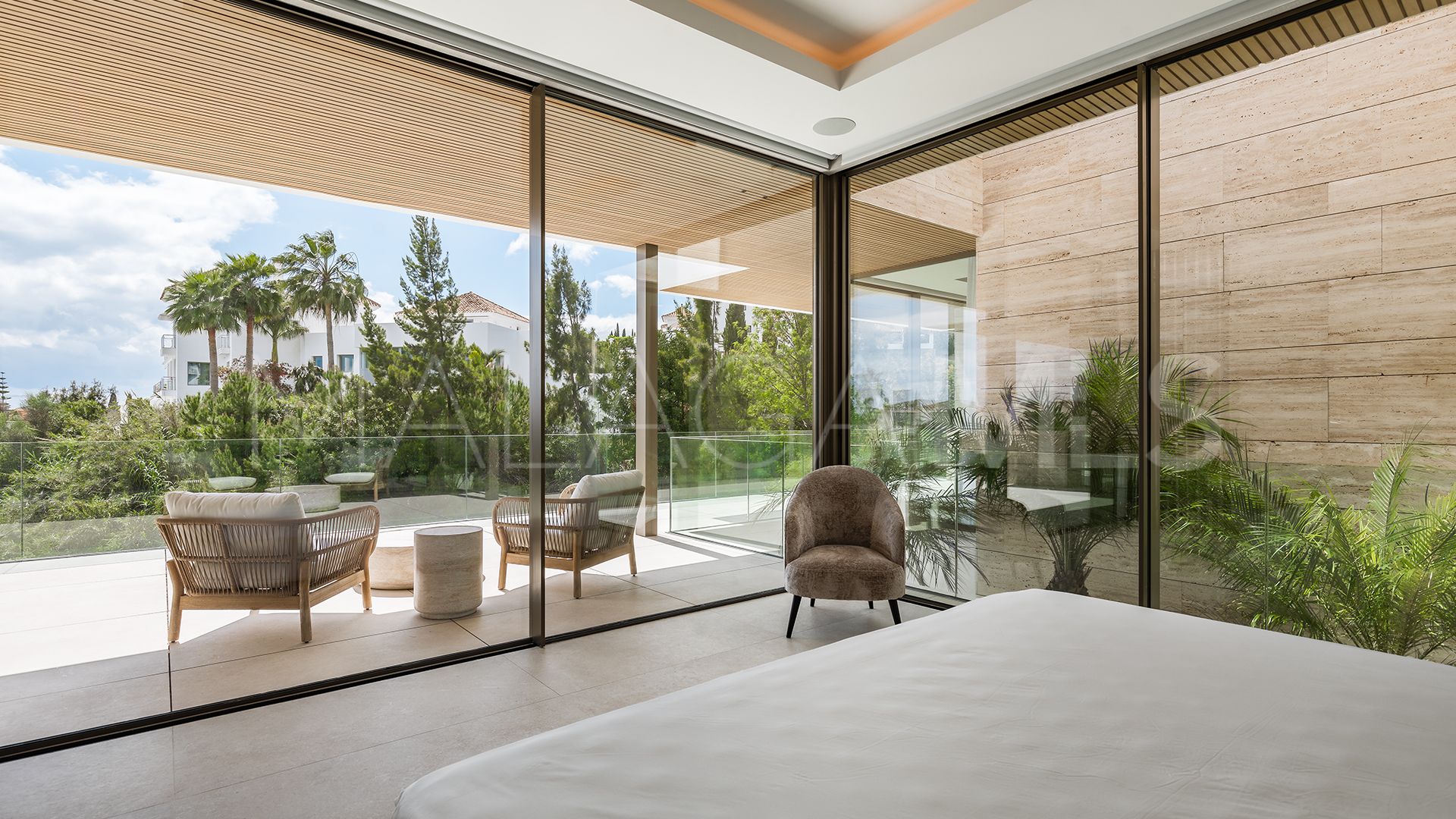 For sale villa with 5 bedrooms in Altos del Paraiso