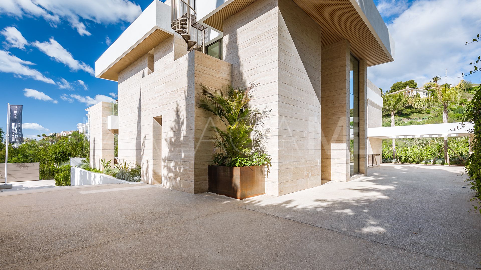 For sale villa with 5 bedrooms in Altos del Paraiso