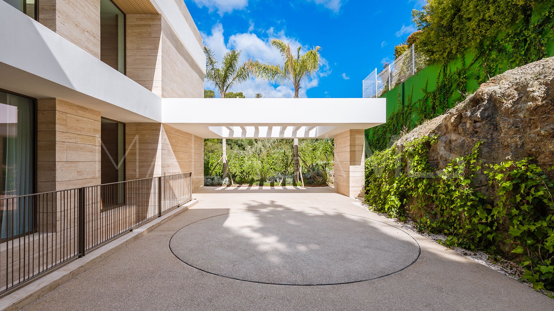 For sale villa with 5 bedrooms in Altos del Paraiso