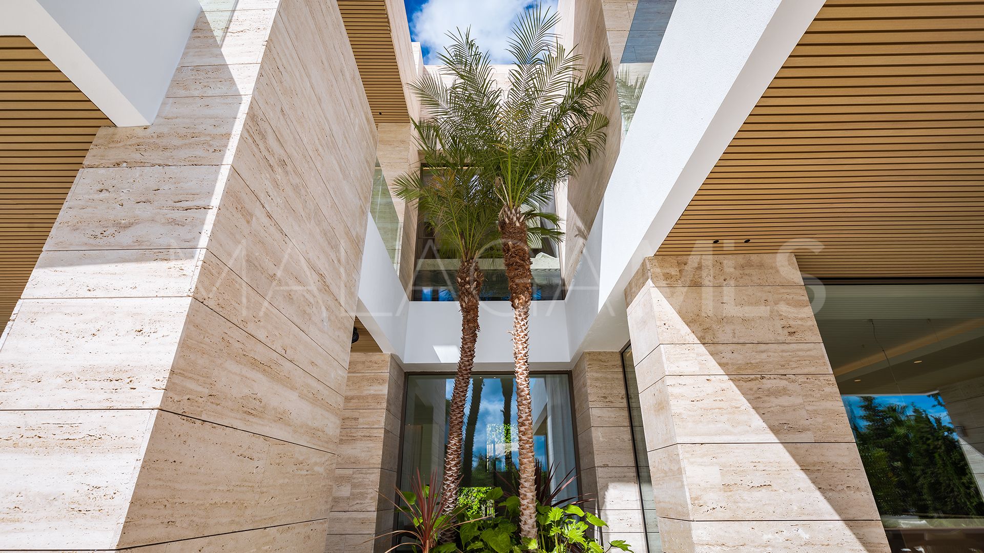 For sale villa with 5 bedrooms in Altos del Paraiso