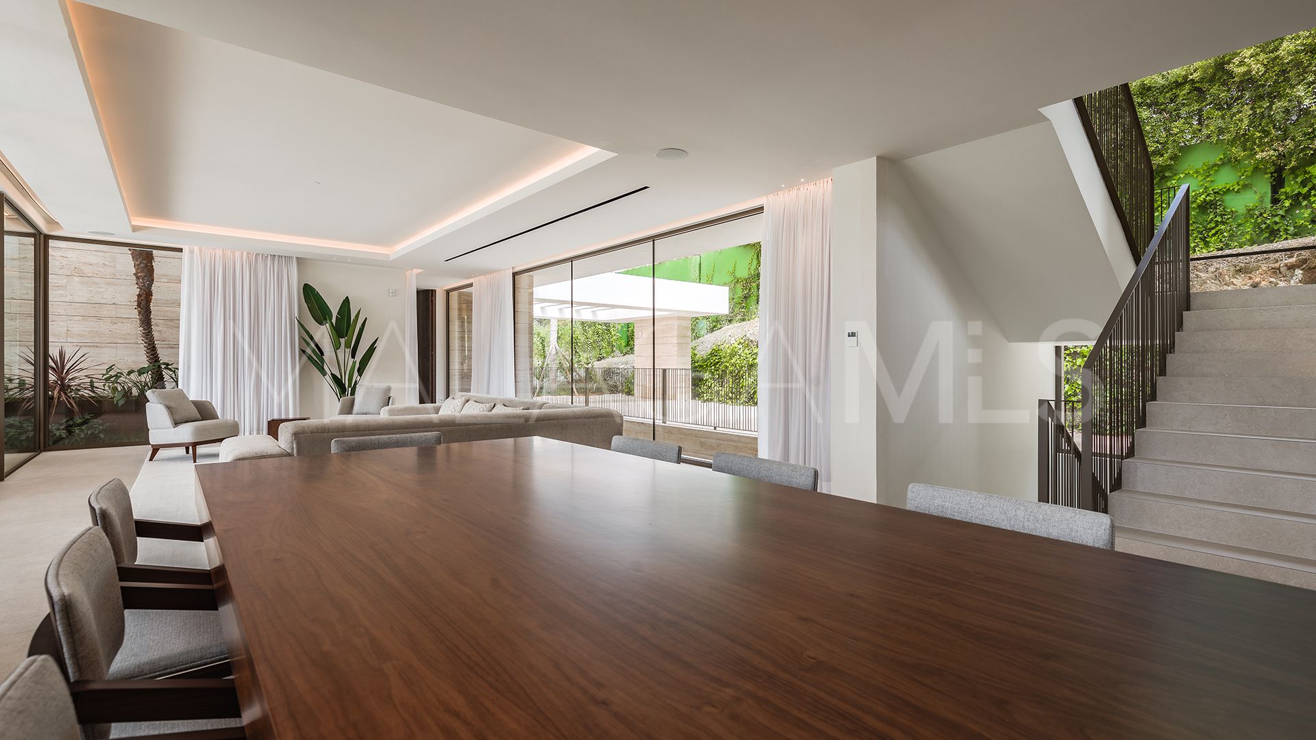 For sale villa with 5 bedrooms in Altos del Paraiso