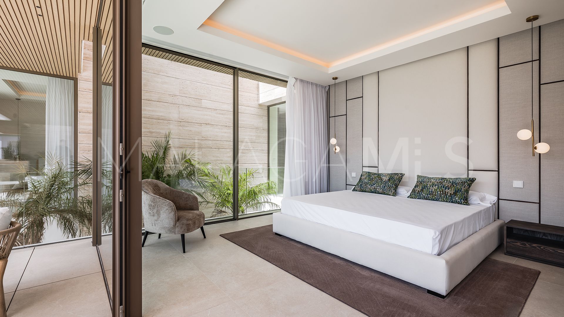 For sale villa with 5 bedrooms in Altos del Paraiso