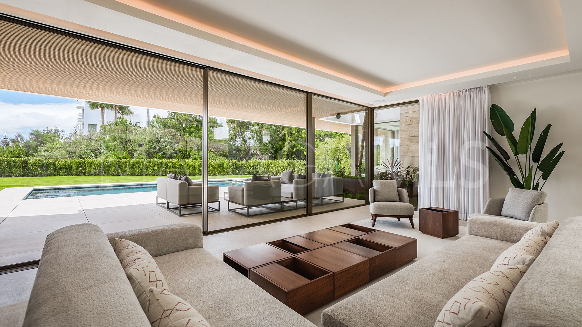 For sale villa with 5 bedrooms in Altos del Paraiso