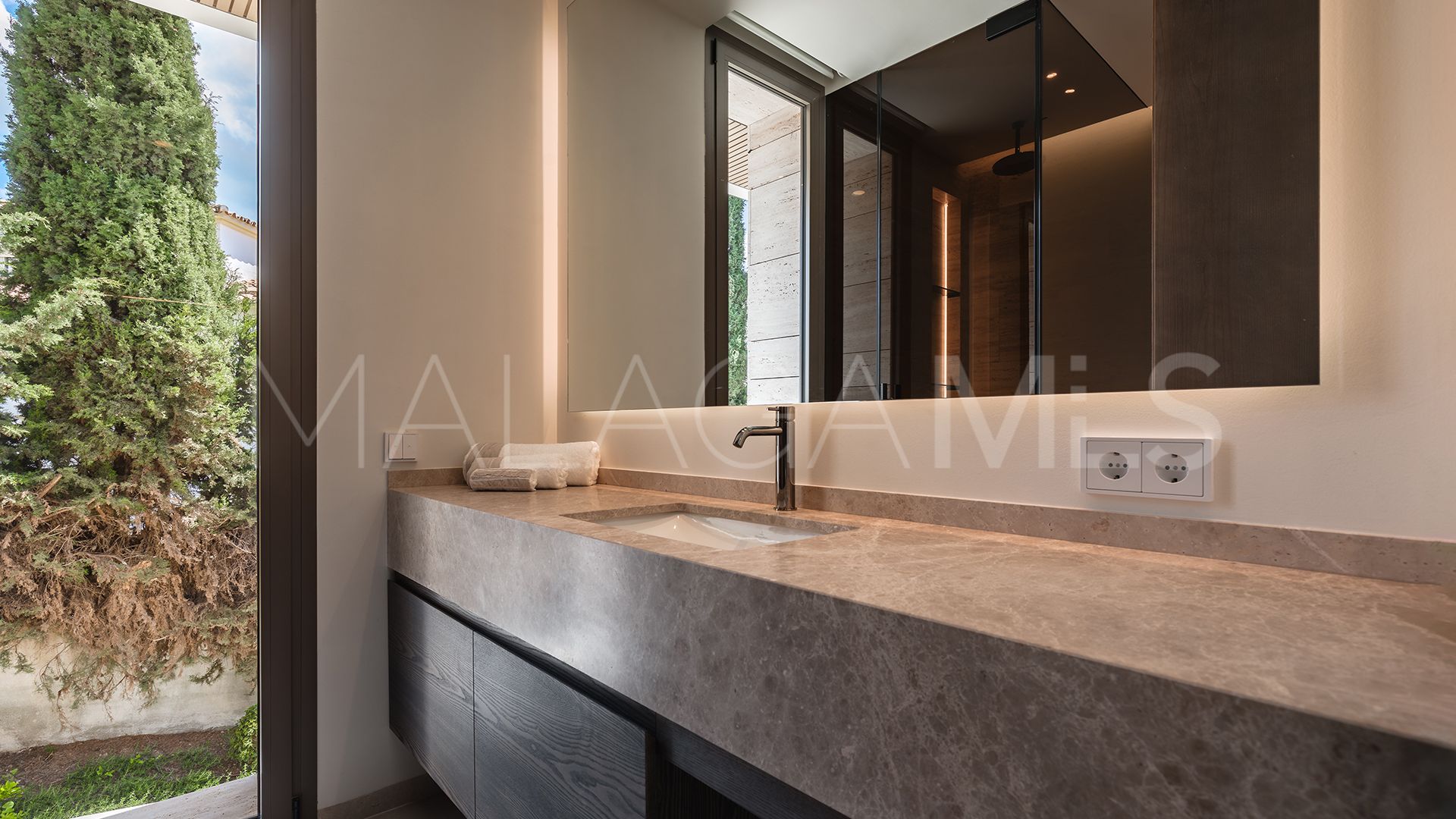 For sale villa with 5 bedrooms in Altos del Paraiso