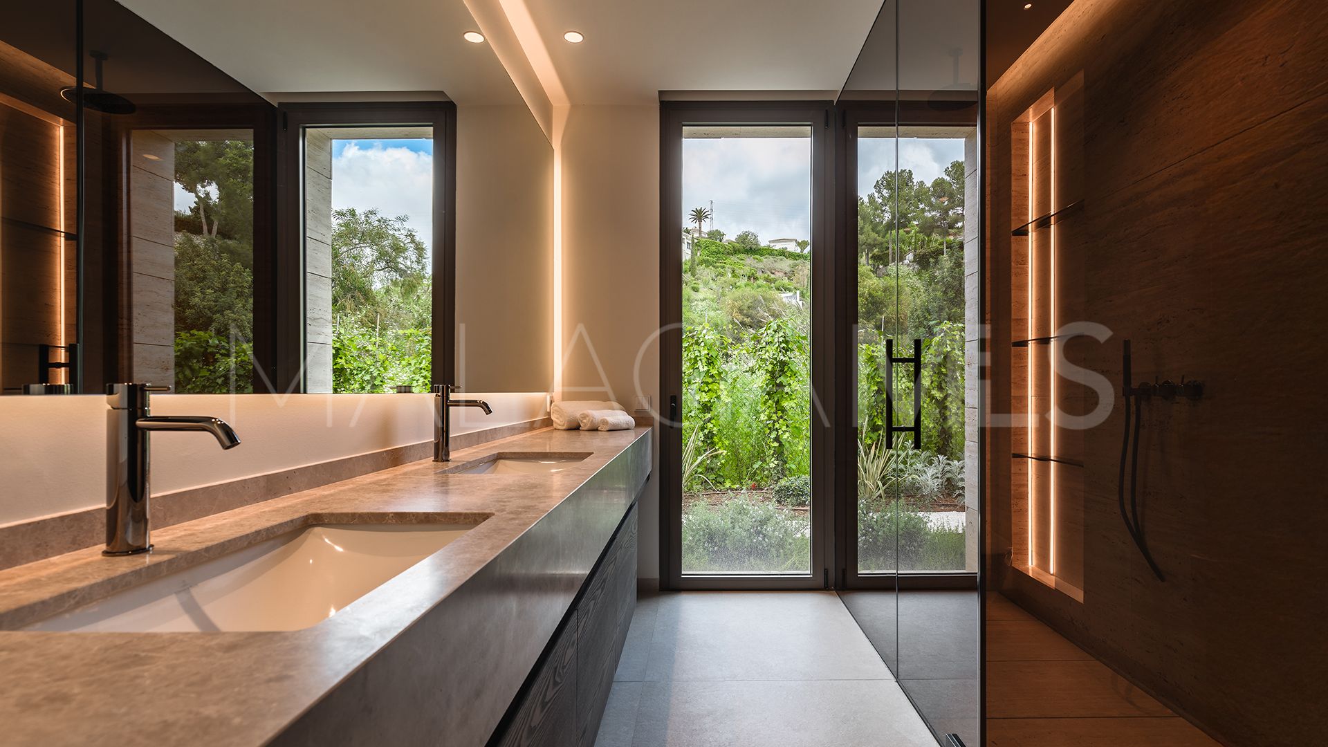 For sale villa with 5 bedrooms in Altos del Paraiso