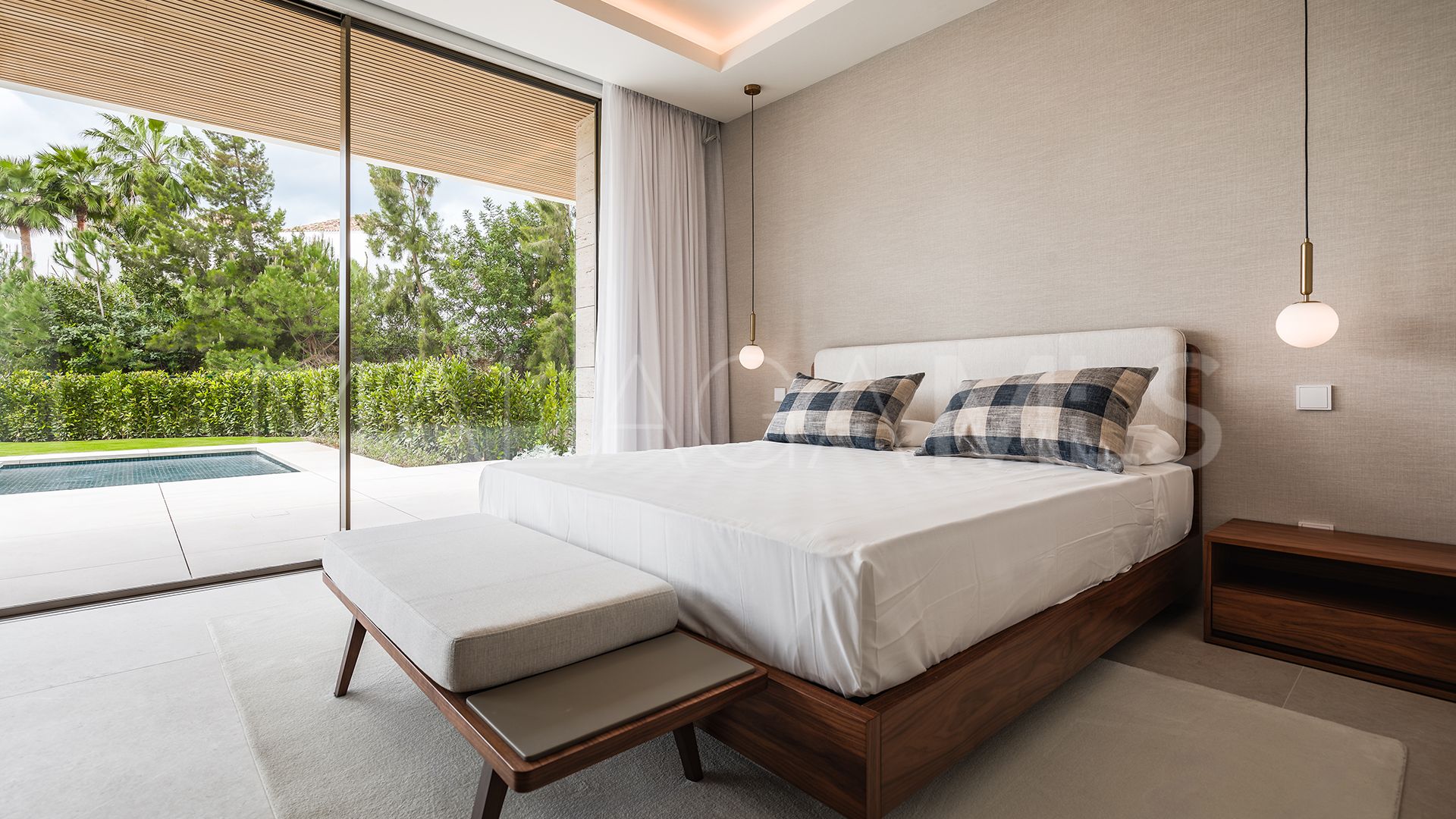 For sale villa with 5 bedrooms in Altos del Paraiso