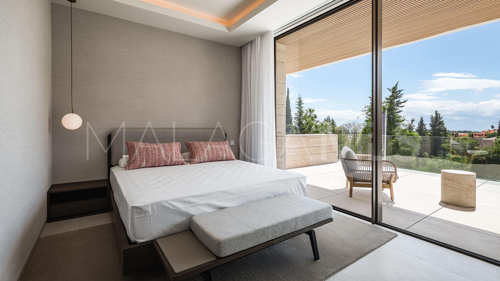 For sale villa with 5 bedrooms in Altos del Paraiso