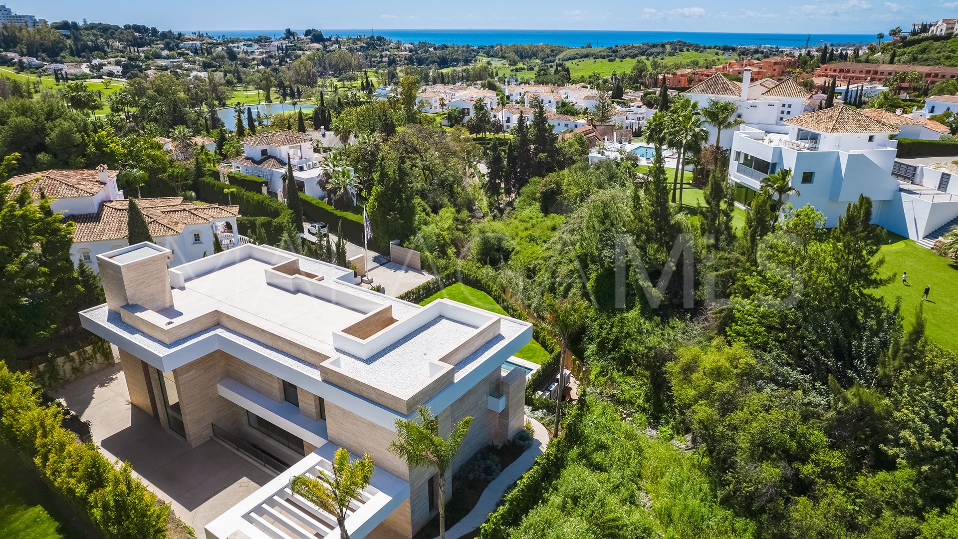 For sale villa with 5 bedrooms in Altos del Paraiso