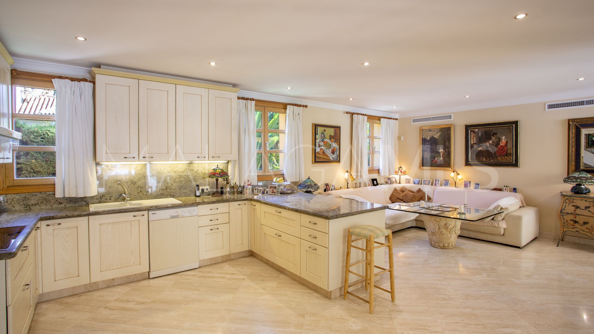 5 bedrooms villa in Nueva Andalucia for sale