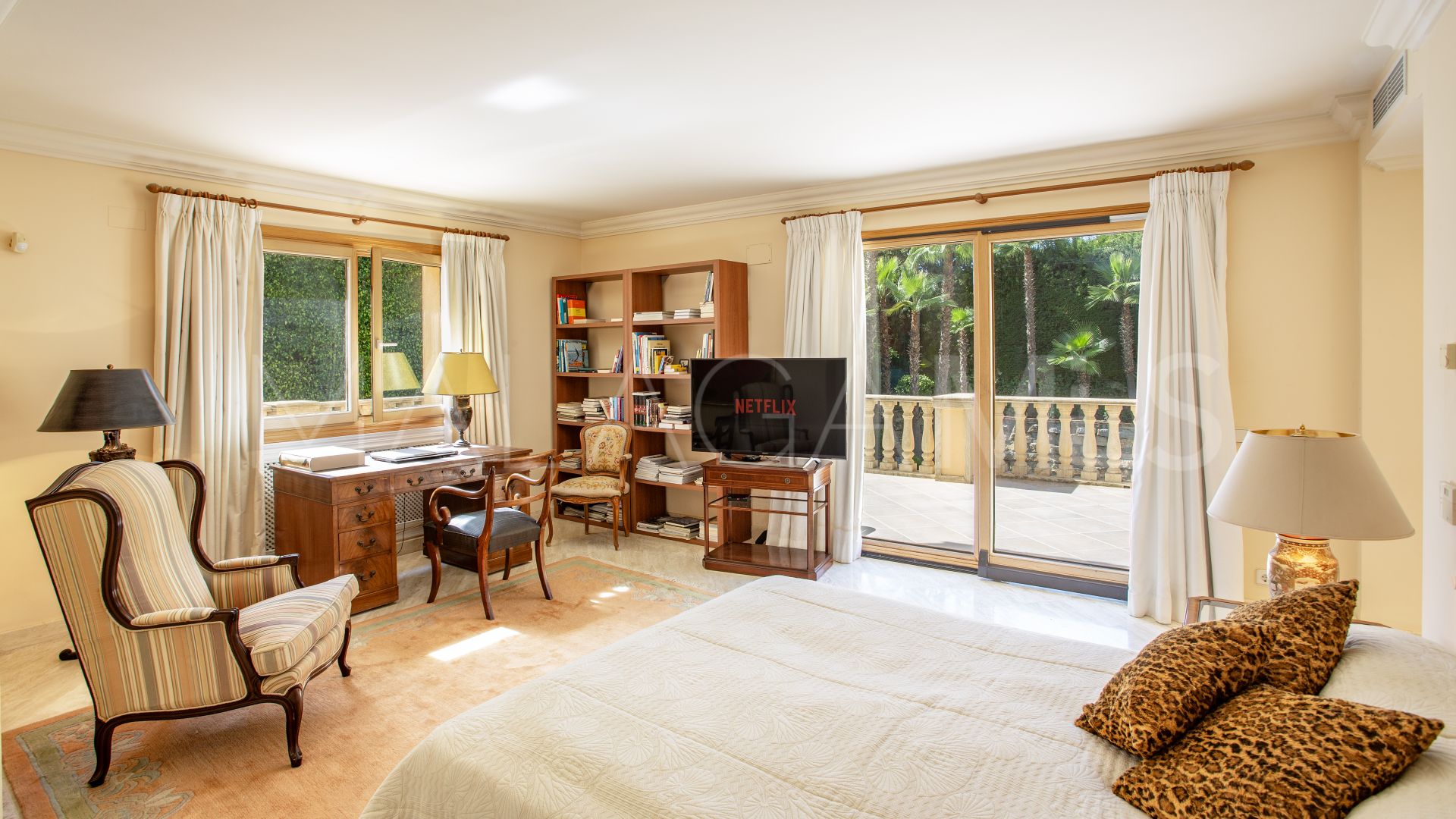 5 bedrooms villa in Nueva Andalucia for sale