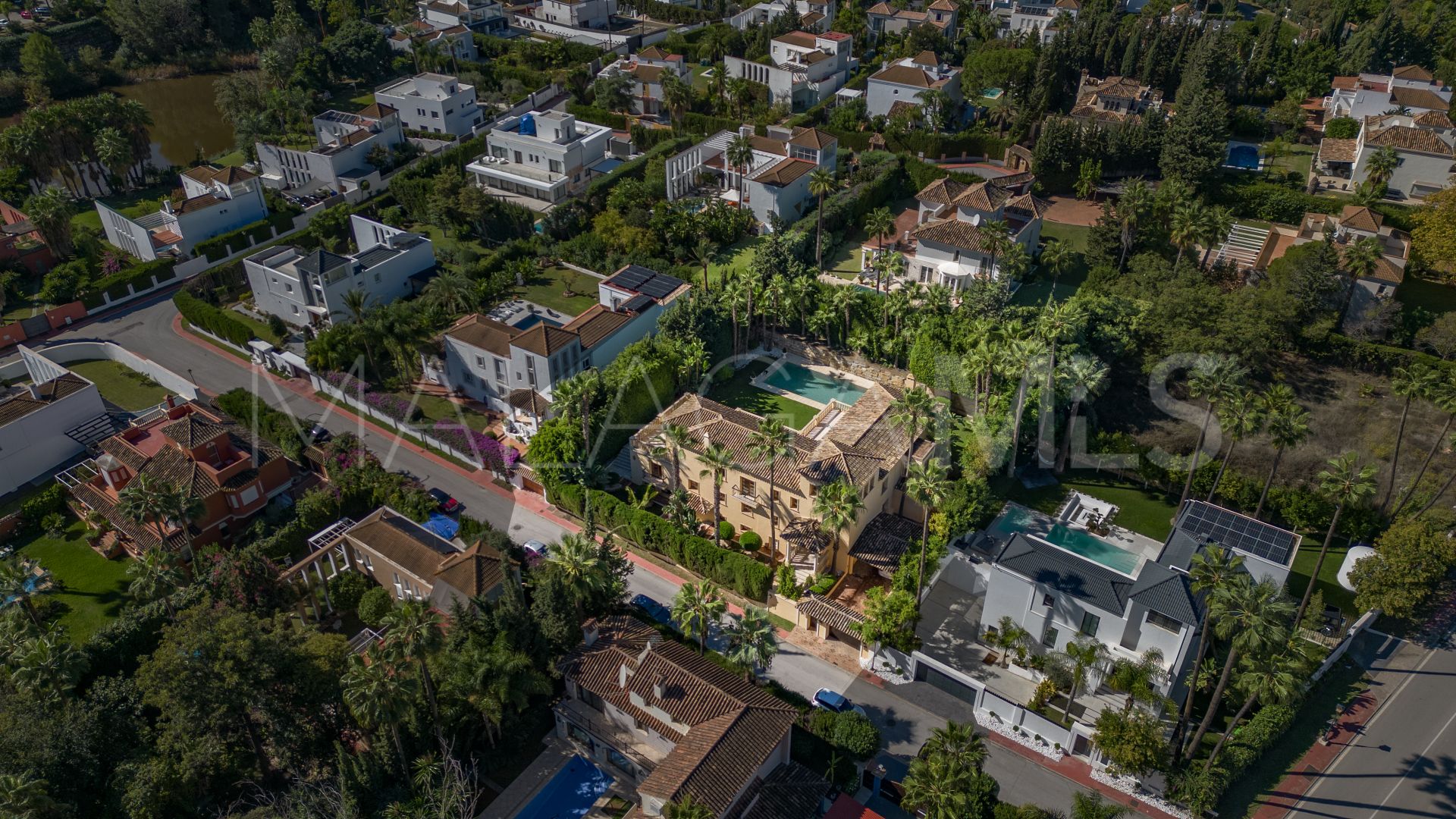 5 bedrooms villa in Nueva Andalucia for sale