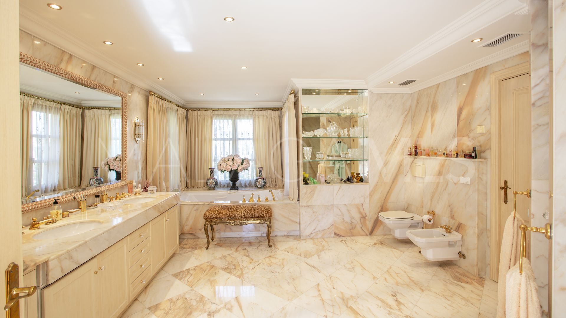 5 bedrooms villa in Nueva Andalucia for sale