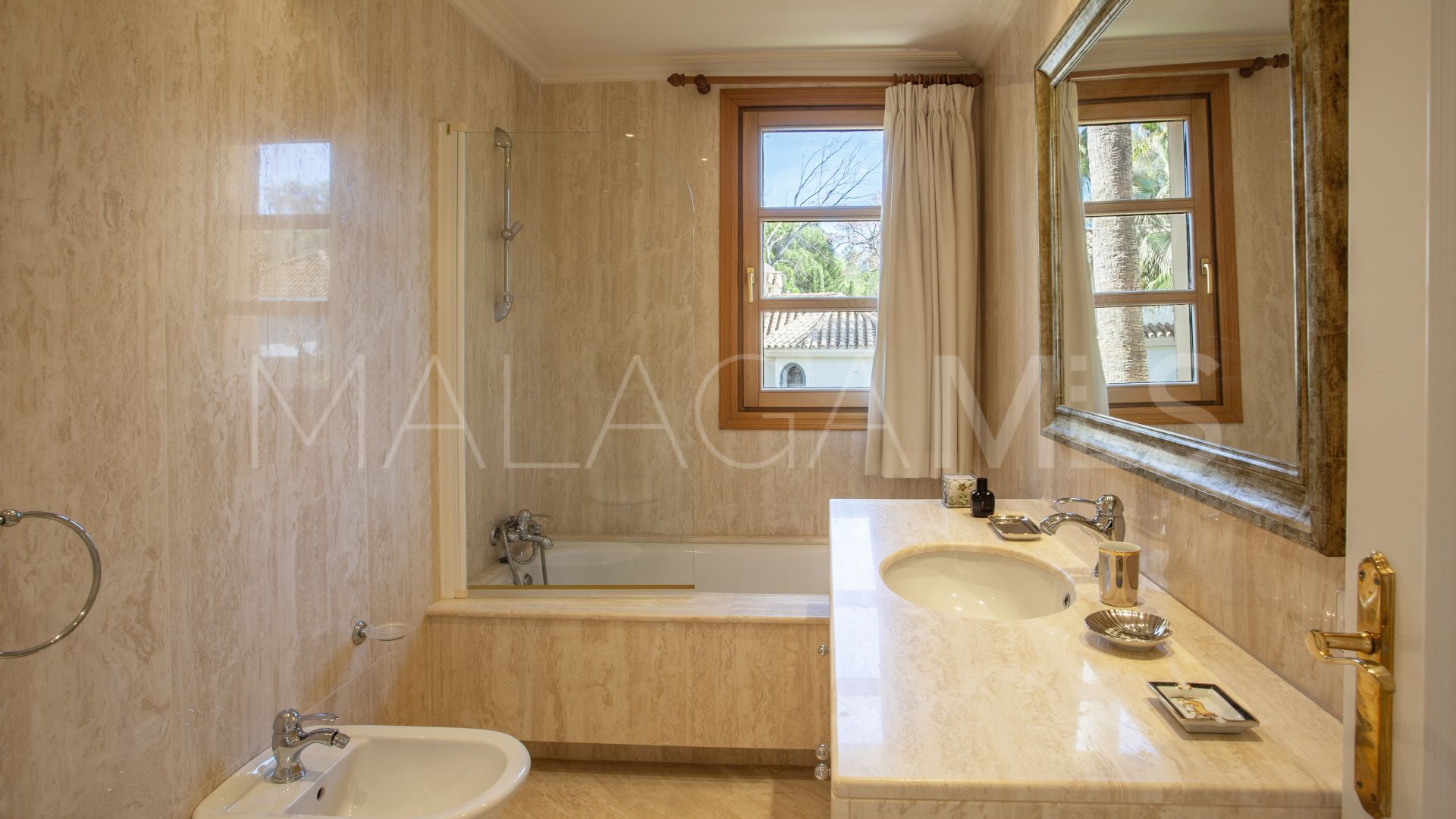 5 bedrooms villa in Nueva Andalucia for sale