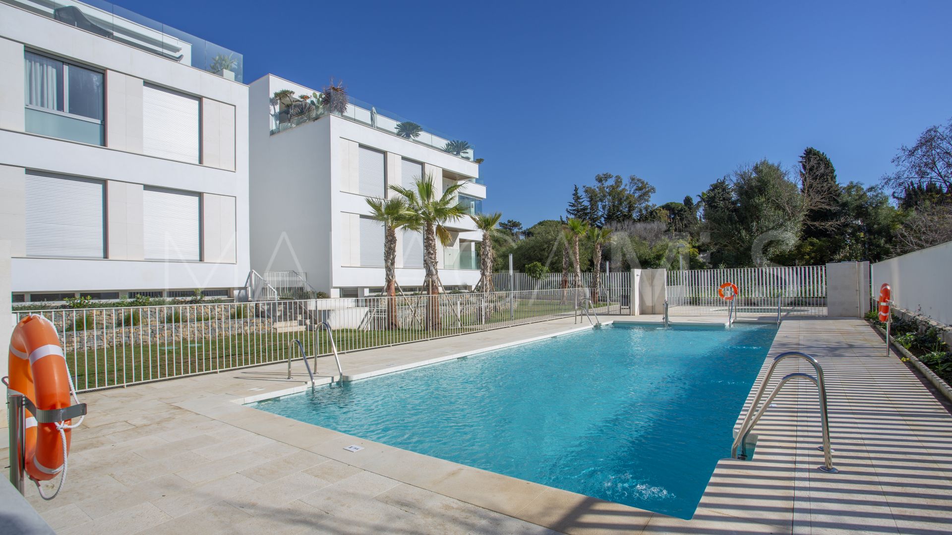 For sale ground floor apartment in Elviria Playa with 2 bedrooms