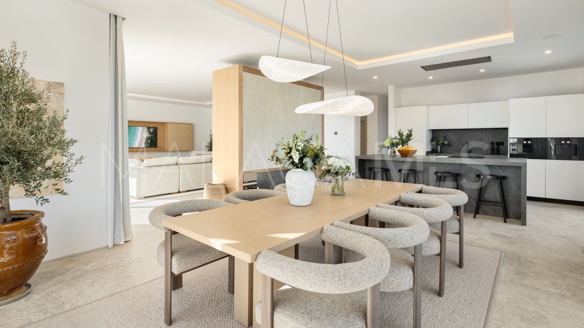 Villa for sale in Nueva Andalucia