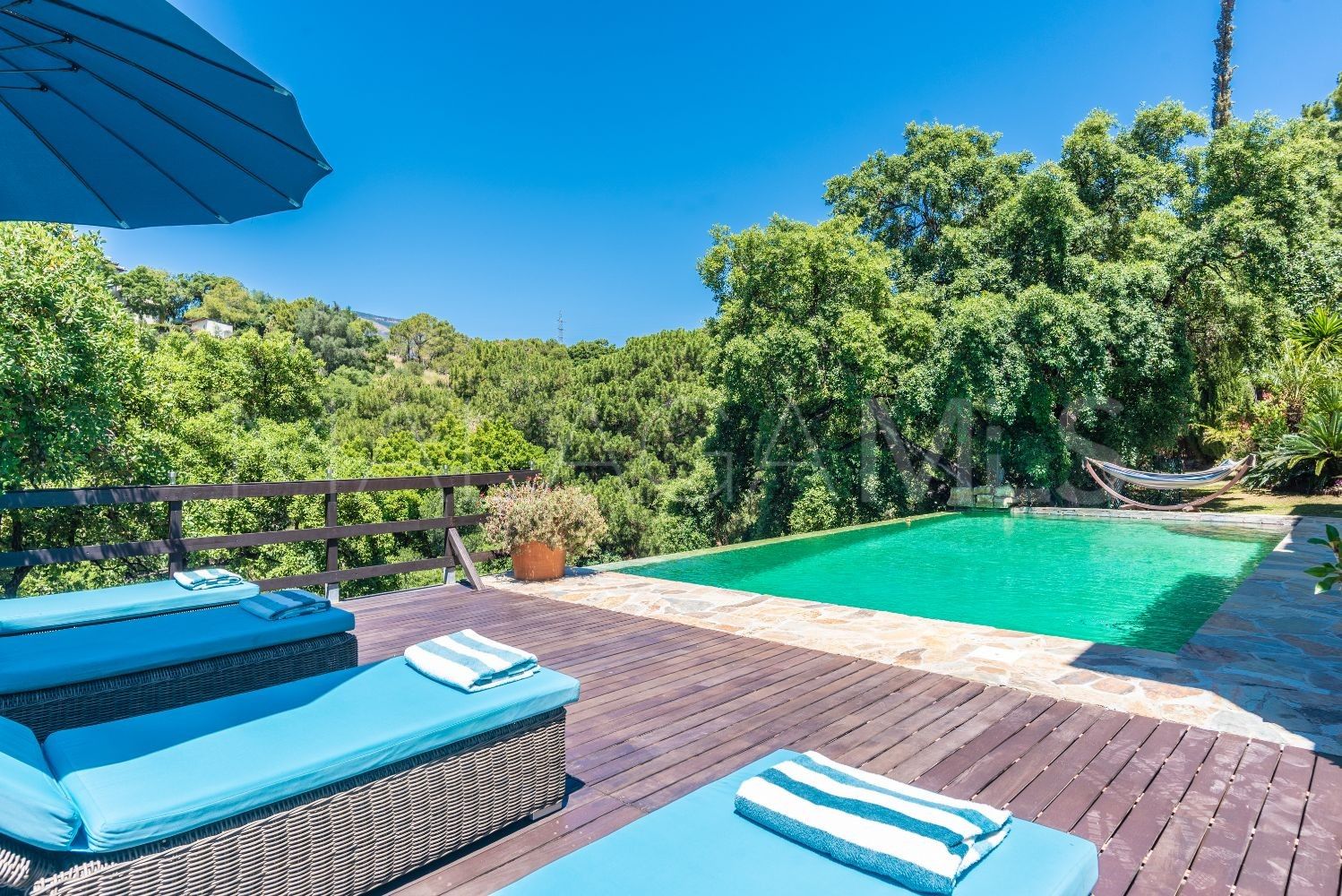 Villa for sale in Forest Hills