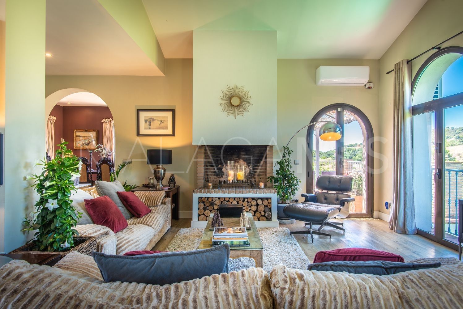 Villa for sale in Forest Hills