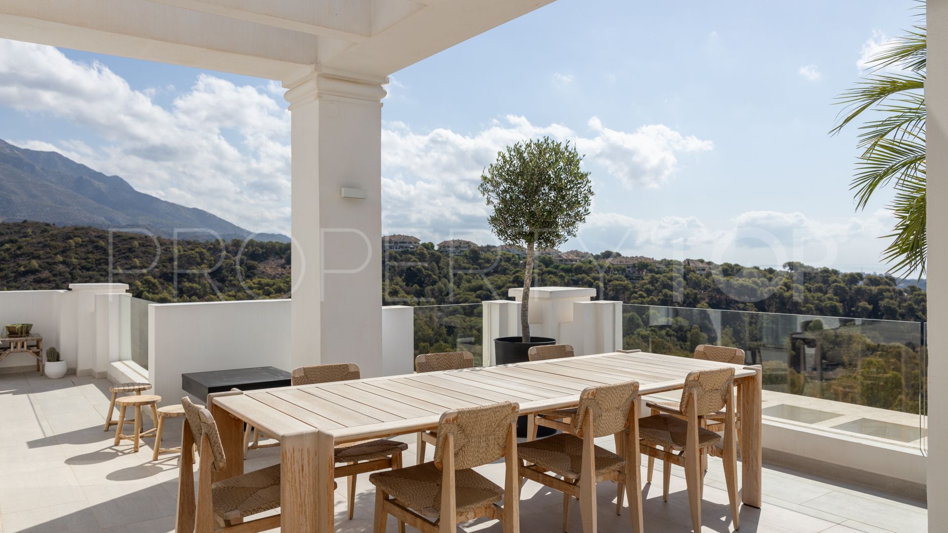 Se vende atico duplex con 3 dormitorios en Nueva Andalucia