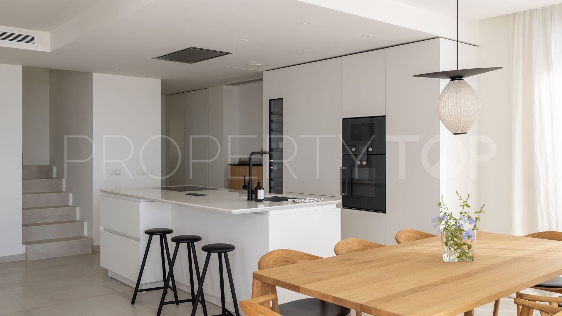 Se vende atico duplex con 3 dormitorios en Nueva Andalucia