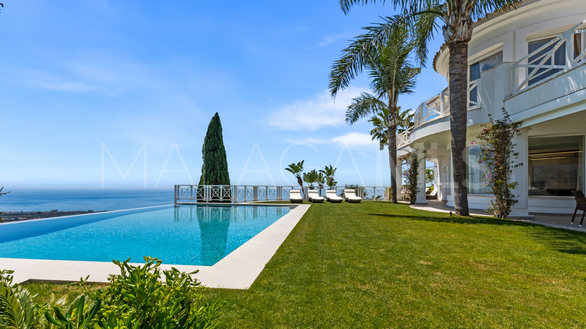 Villa for sale in Los Altos de los Monteros