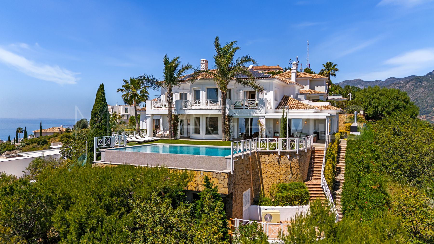Villa for sale in Los Altos de los Monteros