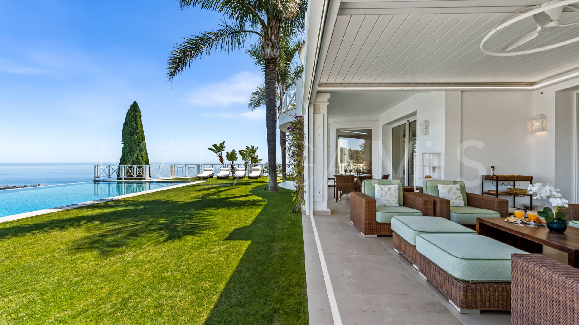Villa for sale in Los Altos de los Monteros