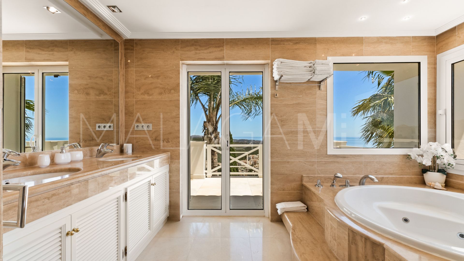 Villa for sale in Los Altos de los Monteros