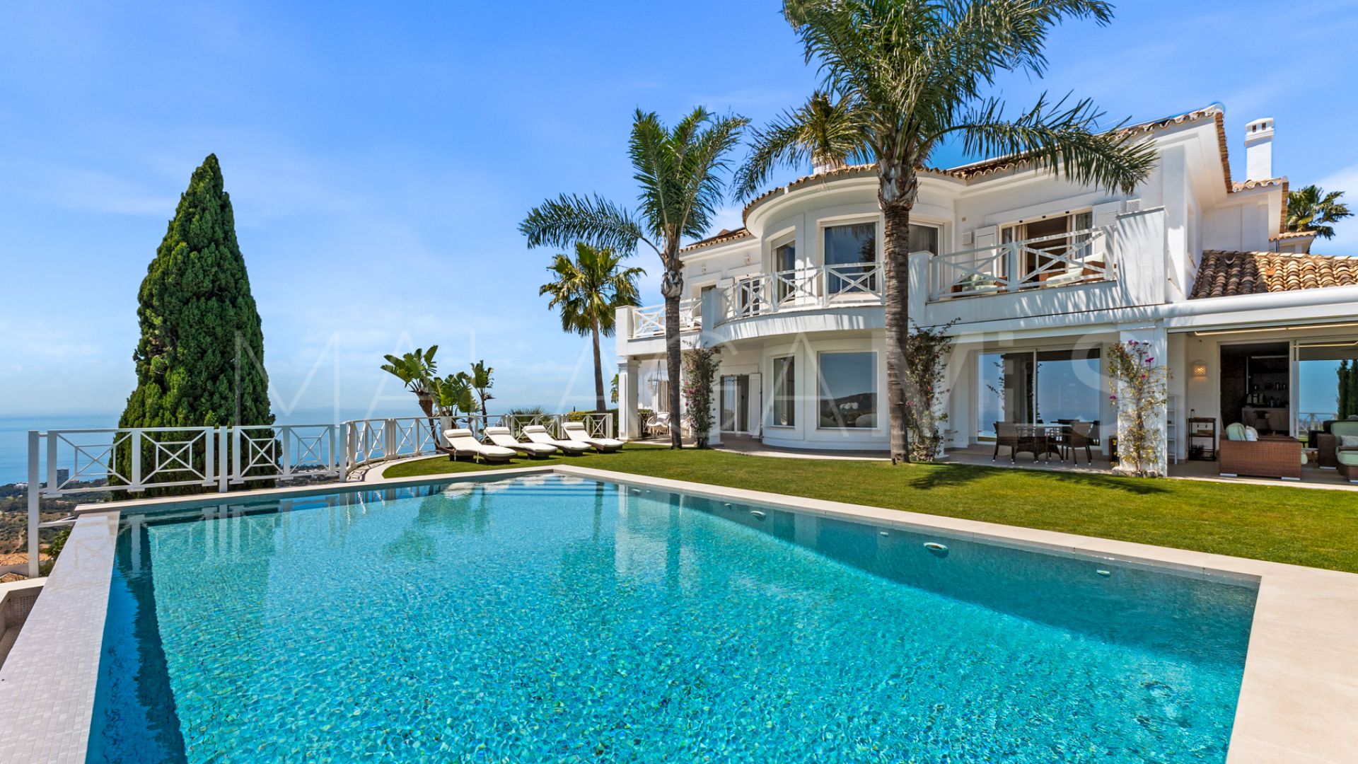 Villa for sale in Los Altos de los Monteros