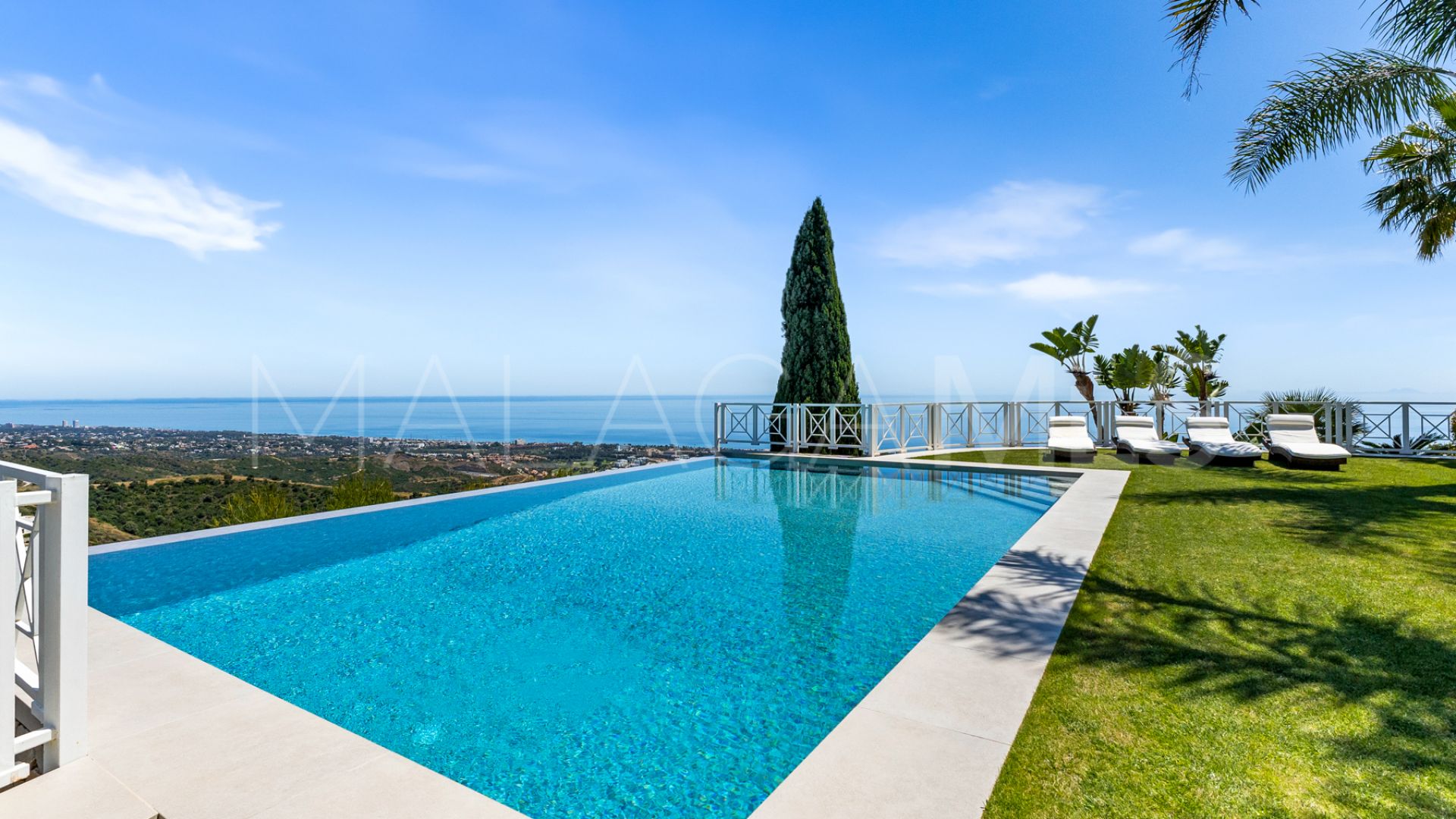 Villa for sale in Los Altos de los Monteros