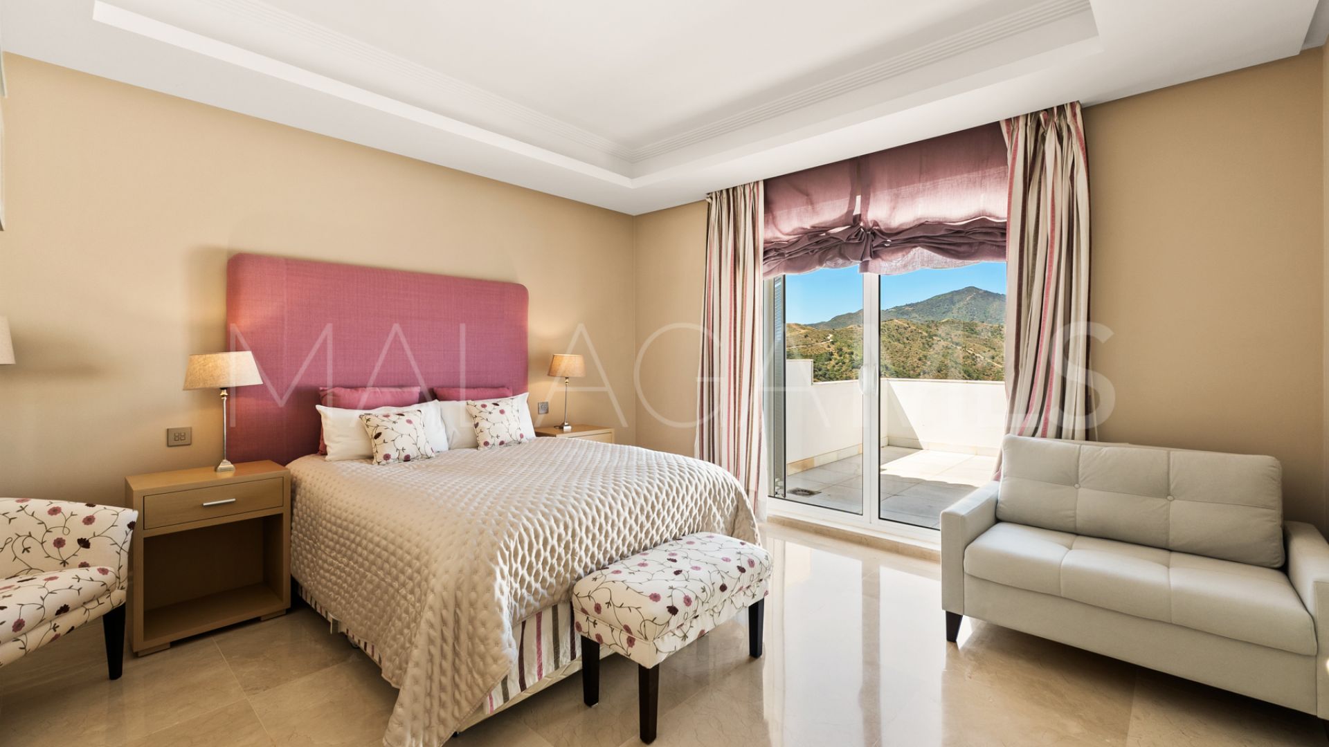 Villa for sale in Los Altos de los Monteros